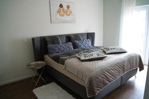 een bed met kussens in een slaapkamer bij Landidylle in Nalbach