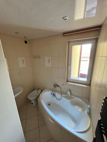 Un baño con bañera, lavabo e inodoro. en Willa Koniaków, en Koniaków