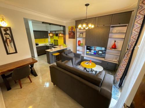 uma sala de estar com um sofá e uma mesa em 8693 Abba Place em Kampala