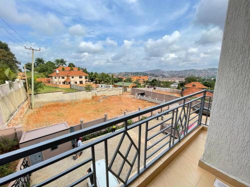 een uitzicht vanaf het balkon van een gebouw in aanbouw bij 8693 Abba Place in Kampala