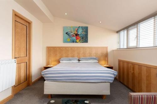 ein Schlafzimmer mit einem Bett und einem Wandgemälde in der Unterkunft The Town House in Whitby