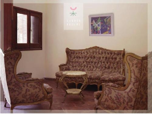 sala de estar con sofá, mesa y sillas en Garden dream en San Salvador de Jujuy
