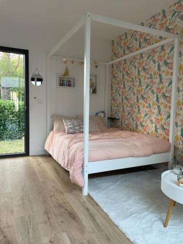 une chambre avec un lit à baldaquin dans l'établissement Villa moderne avec piscine, à Albi