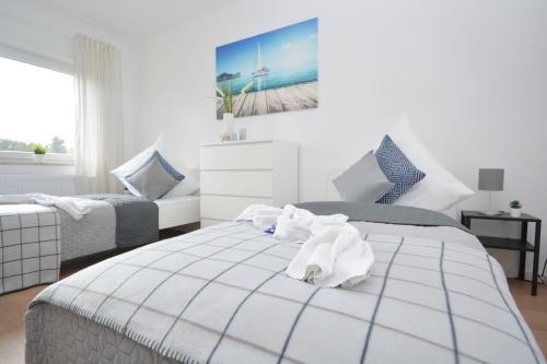 a bedroom with two beds with towels on the bed at RT03-FW Wohnung in Schwanstetten in Schwanstetten