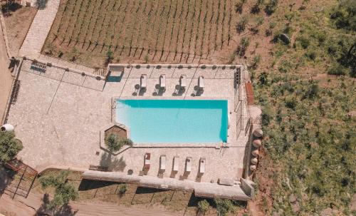 una vista aérea de un edificio con piscina en Eco Hotel Cueva del Gato, en Benaoján