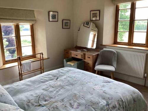 Postel nebo postele na pokoji v ubytování Former school cottage near Bridgnorth