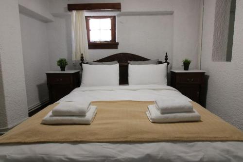Кровать или кровати в номере Raise Polydrosos Traditional Getaway