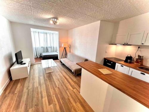 マルティーグにあるRêve de vacances Studio proche de la plageのキッチンとリビングルームのある部屋