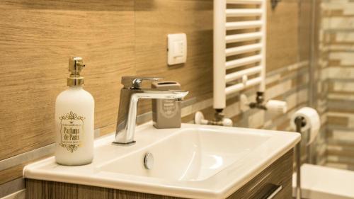 un lavandino in bagno con una bottiglia di sapone di Guest House Nonna Angela a Napoli