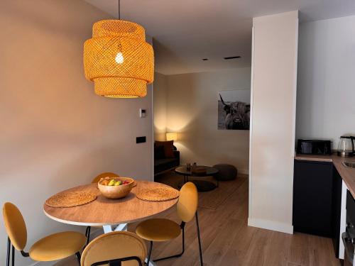 a kitchen and dining room with a table and chairs at LAAN Los pinos in Alcalá de Henares