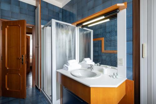 y baño con lavabo y espejo. en Porta Nuova Home Ravenna, en Rávena