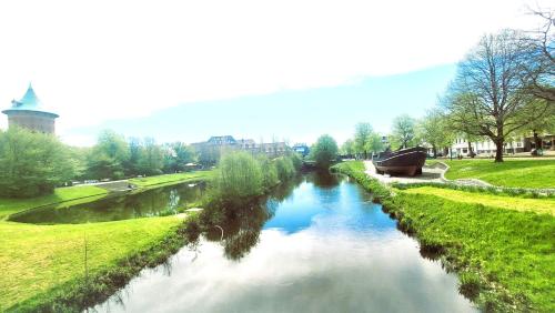 a river in the middle of a city at City Center Hotel Garni Cuxhaven in Cuxhaven