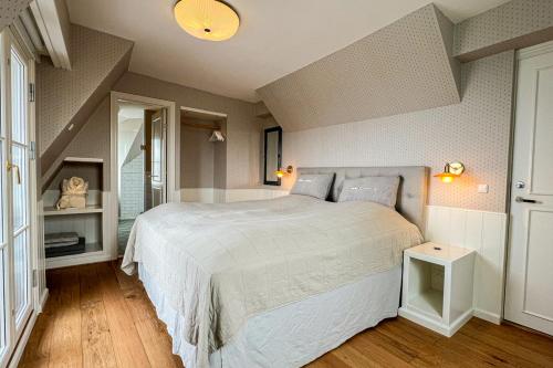 a bedroom with a large bed in a room at Stammershalle Badehotel in Bådsted
