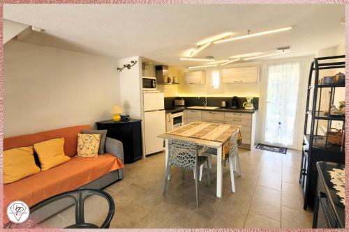 un salon avec un canapé et une table dans l'établissement La Palmeraie, maison 6pers en résidence avec piscine à 300m des plages de Valras-Plage, à Valras-Plage