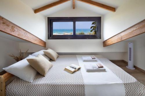 una camera da letto con un grande letto e una finestra di Santy Villa a Gerani Chanion