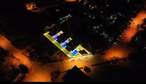 uma vista aérea de uma casa à noite com luzes em Villa Zengin em Kemer