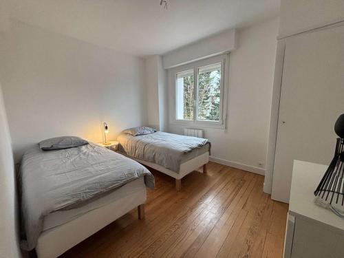 Un pat sau paturi într-o cameră la Appartement Royan, 3 pièces, 5 personnes - FR-1-494-175