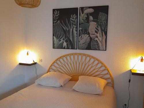 une chambre avec un lit avec deux oreillers et deux lampes dans l'établissement Joli 2 pièces 40m² avec parking privé à Sète - FR-1-472-196, à Sète