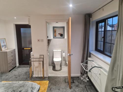 a bathroom with a toilet in a room at Nice cottage in the countryside in Foleshill