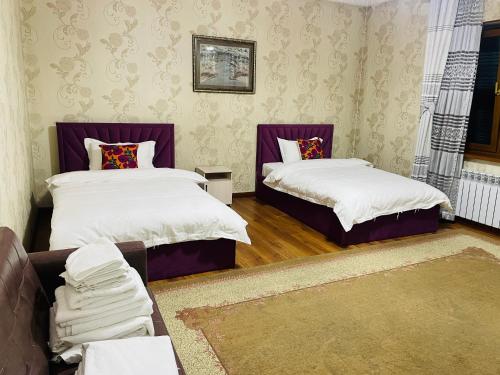 a bedroom with two beds with white sheets at 陶·萨玛勒 