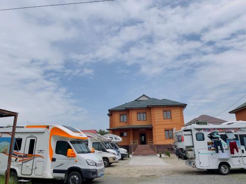 a group of rvs parked in front of a house at 陶·萨玛勒 