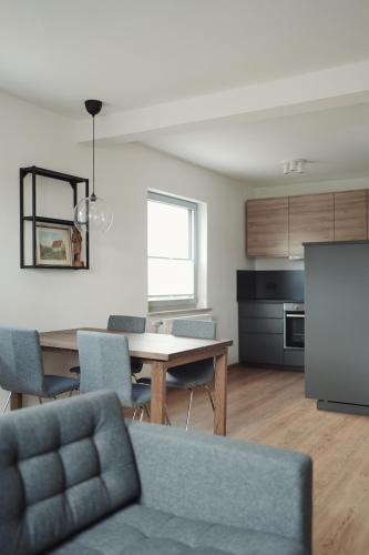 een keuken en een woonkamer met een tafel en stoelen bij Ferienwohnung Kastanie in Sommerach