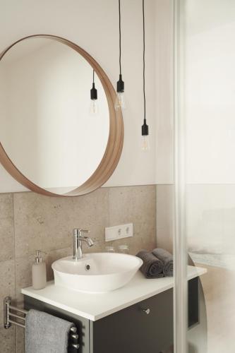 een badkamer met een wastafel en een spiegel bij Ferienwohnung Kastanie in Sommerach