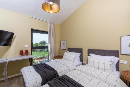NEW stylish Casa Melisa with 2 gardens and BBQ facilities!