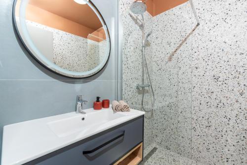un bagno con un lavandino bianco e uno specchio di NEW stylish Casa Melisa with 2 gardens and BBQ facilities! a Poreč (Parenzo)