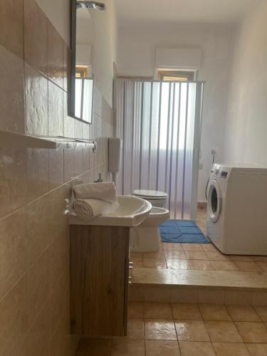 un bagno con lavandino e lavatrice di Miramare a Balestrate