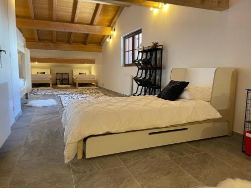 ein Schlafzimmer mit einem großen Bett in einem Zimmer in der Unterkunft Chalet de la buche croisée in Combloux