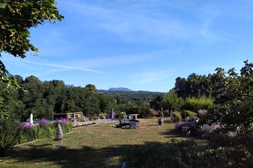 un giardino con vista sulle montagne di Mas Héritage a Rosières