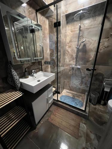 Ванная комната в Luxury Apartment Agia Triada