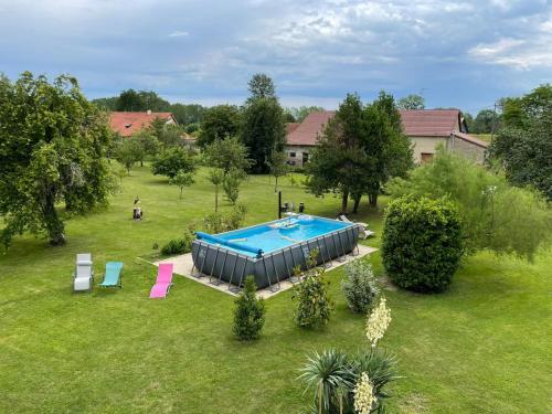 una vista aérea de una piscina en un patio en Crisoline, en Longwy-sur-le-Doubs