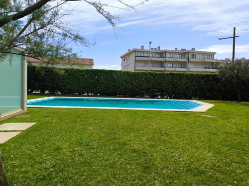 uma piscina no pátio de um edifício em Praia em Vila do Conde em Azurara