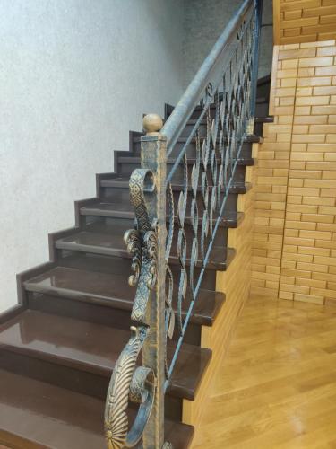 Una barandilla de escalera de metal con una cuerda. en Baku Red Villa en Bakú