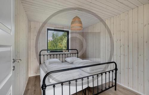En eller flere senge i et værelse på 2 Bedroom Cozy Home In Krus