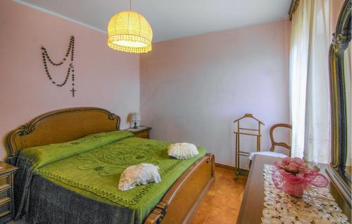 a bedroom with a bed with a green comforter at Nice Home In Azzano With Wifi in Azzano