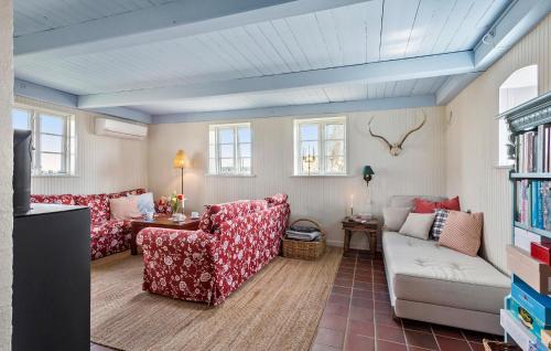 sala de estar con 2 sillas y sofá en 4 Bedroom Beautiful Home In Tranekr, en Tranekær