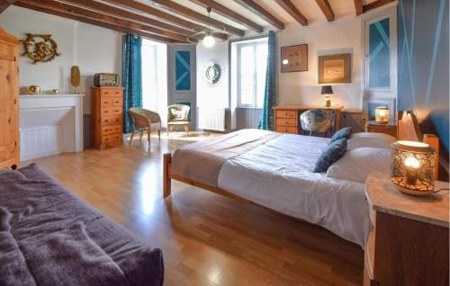 1 dormitorio con 1 cama grande en una habitación en Gorgeous Home In Vienne-en-bessin With Private Swimming Pool, Can Be Inside Or Outside en Vienne-en-Bessin