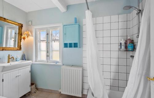 y baño con cortina de ducha y lavamanos. en 4 Bedroom Beautiful Home In Tranekr, en Tranekær