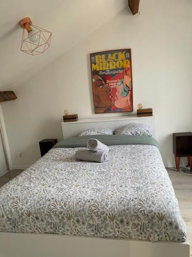 une chambre avec un lit avec un animal en peluche dessus dans l'établissement Havre de paix / 10 minutes de Paris-Orly, à Villejuif