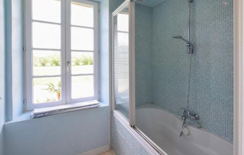 y baño con bañera, ventana y ducha. en Gorgeous Home In Vienne-en-bessin With Private Swimming Pool, Can Be Inside Or Outside en Vienne-en-Bessin