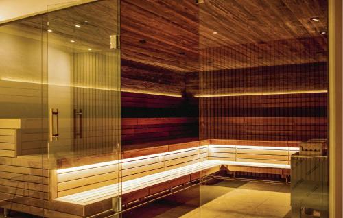 a sauna with a glass wall in a room at Awesome Home In Lembruchdümmer See in Lembruch