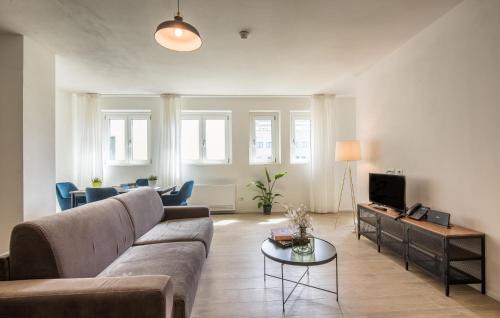 Μια τηλεόραση ή/και κέντρο ψυχαγωγίας στο Cozy Apartment In Siena With Sauna