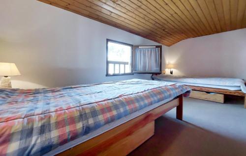 um quarto com uma cama e uma janela em 2 Bedroom Gorgeous Home In Les Mathes em Les Mathes