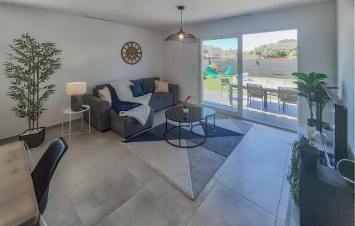 un salon avec un canapé et une table dans l'établissement Gorgeous Home In Bassan, à Bassan