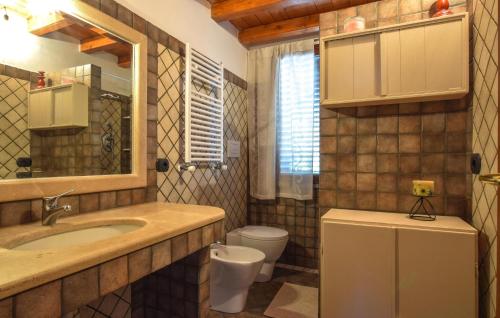 La salle de bains est pourvue d'un lavabo et de toilettes. dans l'établissement Gorgeous Home In Graniti With Wifi, à Graniti
