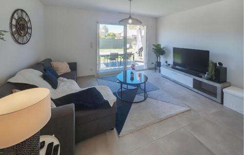 un salon avec un canapé et une télévision dans l'établissement Gorgeous Home In Bassan, à Bassan