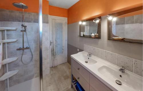 コンカルノーにあるAmazing Apartment In Concarneau With Wifiのバスルーム(シャワー、シンク、鏡付)